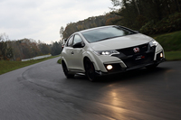 750台限定で発売された「ホンダ・シビック タイプR」をホンダ鷹栖テストコースでアタック。