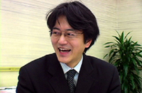 
	【写真上】6代目となるシボレーのスポーツカー｢コルベットC6｣。フロントに収まる6リッターV8OHVは、最高出力404ps／6000rpm、最大トルク55.6kgm／4400rpmを発生する。
	【写真下】日本ゼネラルモーターズ株式会社
	横倉典 商品広報マネージャー
	 