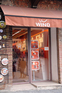 シエナにて。ある携帯電話ショップの風景。