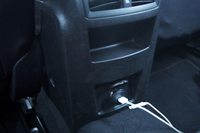 足元を見れば、シガーライターソケットにUSBアダプターがささり、iPhone用の充電ケーブルが提供されていた。