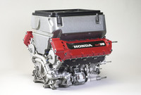 こちらはIRLインディカー用の3リッターV8。コスト高騰抑制のためあえてローテクの道をゆく同シリーズ。リミッターで1万300回転までしかまわらないし、パワーも推定650psとソコソコ。