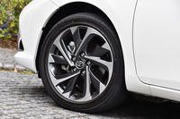 「ハイブリッド“Gパッケージ”」には、「120T“RSパッケージ”」と同じく225/45R17サイズのタイヤと、ツートンカラーの17インチアルミホイールが装備される。