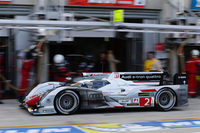 ピットを勢いよく飛び出していく、A.ロッテラー／M.フェスラー／B.トレルイエ組の「アウディR18 e-tron クワトロ」。