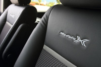 運転席と助手席の背もたれには、「Modulo X」ロゴの刺しゅうが施されている。