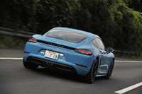 「718ケイマンS」は最高出力350psを発生。0-100km/加速を4.2秒でこなす。最高速度は285km/h。