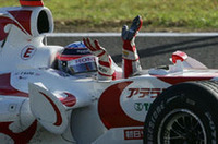 とにかく鈴鹿に照準をあわせてきたというスーパーアグリ。佐藤琢磨（写真）は、トロロッソ、スパイカーといったミッドフィールダーを従え15位でフィニッシュした。順位は決してよくないが、見切り発車でスタートした2006年シーズンを思えば上出来。ゴール後、つめかけた多くの観客の応援に手を振って応えた。いっぽう、山本左近はスピンしながらもなんとか17位で完走した。（写真＝KLM Photographics J）