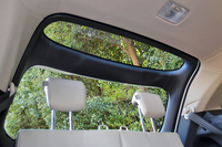 3列目シートの頭上は、写真のようにガラスルーフになっている。