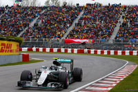 ロズベルグは予選2位からスタートの接触＆コースアウトで一気に10位までダウン。以後、スローパンクチャーによる緊急ピットインや、残り1周でのスピンなど苦難に見舞われ最終的に5位でチェッカードフラッグを受けた。開幕から4連勝し43点あったポイントリードは9点へと激減した。（Photo=Mercedes）