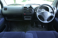 インストゥルメントパネルの下には、運転席、助手席側とも「インパネアンダートレー」が備わる。2DINのAM/FMラジオ付きMD/CDプレイヤー＆カセットステレオが標準で装備される。1.3Sのエアコンは、フルオートだ。