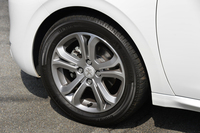 16インチアルミホイール（写真）は、標準で与えられるアイテム。タイヤのサイズは、195/55R16。
    