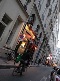 赤提灯が和食店の目印。