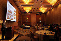 メルセデス・ベンツ日本セールストレーニング部の寺迫靖久氏による、AMGの歴史やブランディングについてのブリーフィングの様子。