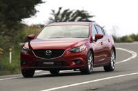 操舵（そうだ）に対してコーナリングフォースがごく自然に立ち上がる。軽快感も高い。またブレーキは踏力（とうりょく）の増減によってコントロール性に優れる。