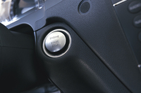 標準はここにキーシリンダーがあるが、写真のようにオプションでボタン式スタートも選べるようになった。穴が共通のためボタンは少々大きい。
