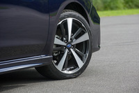 「2.0i-S EyeSight」のタイヤサイズは225/40R18。フロントブレーキのディスクサイズは、他のグレードが15インチなのに対し、2.0i-S EyeSightでは16インチとなる。