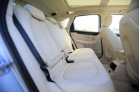 リアシートについては、スライド調整やバックレストの角度調整機構が省かれている。