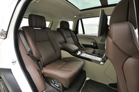 ロングホイールベース仕様には、4人乗りと5人乗りの2種類がある。前者は左右独立のエグゼクティブクラスシート、後者にはベンチシートが装着される。テスト車は前者。