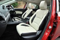 「20S ツーリング Lパッケージ」ではパーフォレーション（穴あき）レザーのシートが標準。運転席は6方向の電動調節が可能。