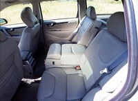 世界初の、4：2：4の3分割リアシート。ダブルフォールディング可能だ。
	 