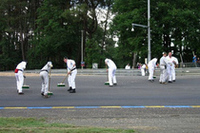 コースアウトしたマシン撒き散らした砂利を掃除するオフィシャル。各々、毎年同じ場所の整備を担当する。
世襲で親から子へ持ち場を受け継ぐこともあるとか。
