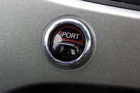 ダッシュボードに備わるスポーツモードの選択スイッチ。今回は午前中の練習から午後のフリー走行まで、すべての走行でスポーツモードを使用した。