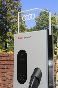 アウディ ジャパンでは「A3スポーツバックe-tron」の日本導入を機に、各ショールームへの充電器の設置を進めている。