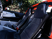 アルミ材むき出しのフロアに、薄く、スポーティなレザーシートが奢られる。黒、青、赤、そしてベージュが用意されるという。現地モデルに、エアコンは装備されない。