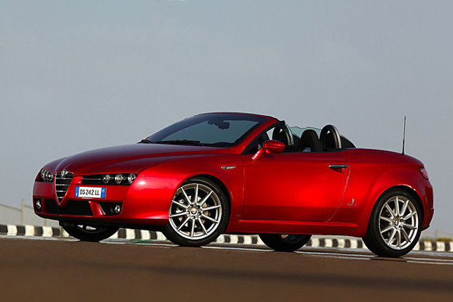 アルファ・ロメオの新型スパイダーの車名は何になる？　写真は2009年型の「アルファ・ロメオ スパイダー」。