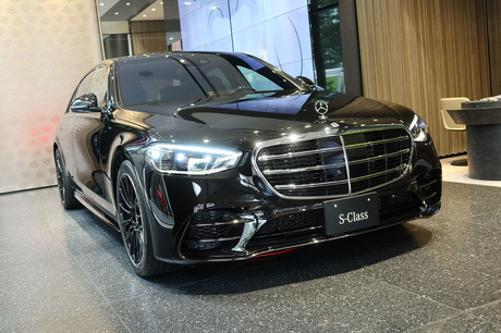 2025年9月25日､内外装をブラック系のダークカラーでコーディネートした特別な「メルセデス・ベンツSクラス...