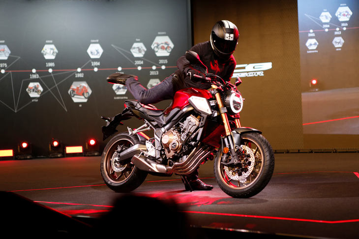 ホンダが発表した「CB650R」。並列4気筒エンジンを搭載したネオクラシックスタイルの新型車だ。ホンダは昨年（2017年）、欧州で人気のスポーツネイキッドモデル「CB1000R」を一新するとともに、人気のネオクラシックエッセンスをトッピングした「CB300R」と「CB125R」も同時に発表し、新しいCBワールドを構築した。600ccカテゴリーは欧州市場の中型車にあたり、この「CB650R」はそのコアマーケットに投入される。