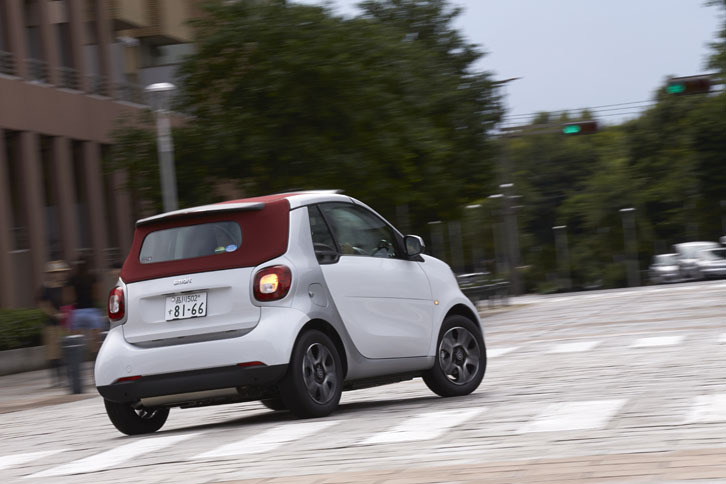 「フォーツー」の最小回転半径は3.3m（「フォーフォー」は4.1m）。狭い駐車場や住宅地での取り回しで強みをみせる。