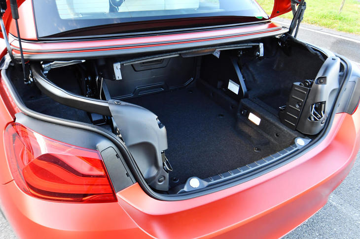 トランクルームの容量はルーフを荷室に収納しない“クローズ時”が最大（445リッター）となる。