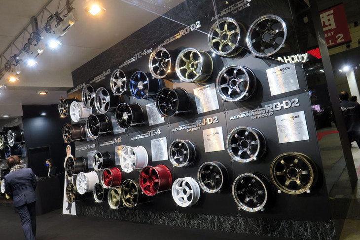 「東京オートサロン2023」におけるヨコハマホイールのブースの様子。