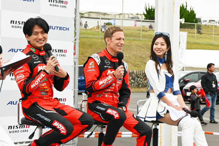 写真向かって左から、SUPER GT 23号車「MOTUL AUTECH Z」のドライバーである千代勝正選手とロニー・クインタレッリ選手、そしてAUTECHレースアンバサダーの高岡みほさん。