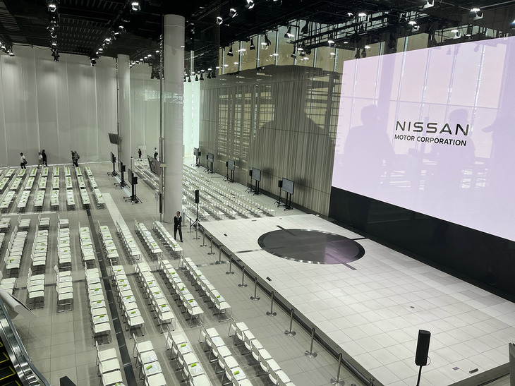 閉会後の第2会場の様子。この奥にあるメイン会場（撮影禁止）で3号～7号議案まで経営陣の責任や国内の工場閉鎖をめぐって激しい応酬があったが、大企業の株主総会なので、もちろん可決されることはなかった。