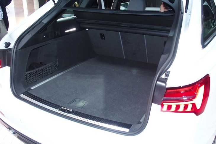 「A6アバント」の荷室容量は、リアシート使用時で565リッター。リアシートを折りたたむことで、最大1680リッターに容量を拡大できる。