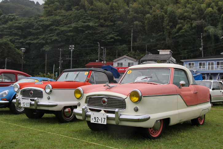 2台並んだ、日本では珍しい「ナッシュ・メトロポリタン」。1954年に登場したアメリカ初のサブコンパクトカー（コンパクトよりさらに小型のモデル）だが、実際に製造したのは英国のオースチン。エンジンは1.2リッターまたは1.5リッター直4……なのだが、右の個体は「ダイハツ・テリオスキッド」用の660cc直3ターボに換装されていた。