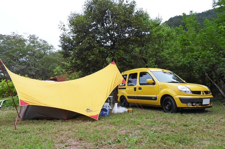チョイ君の飼い主さんの「ルノー・カングー」は、今回のイベント参加車両のなかで、恐らく唯一の初代。“初代なのに2009年式（2代目の日本デビューは2007年）”という不思議な一台で、実はルノーがタイヤテスト用に日本に持ち込んだものを売ってもらったのだとか。