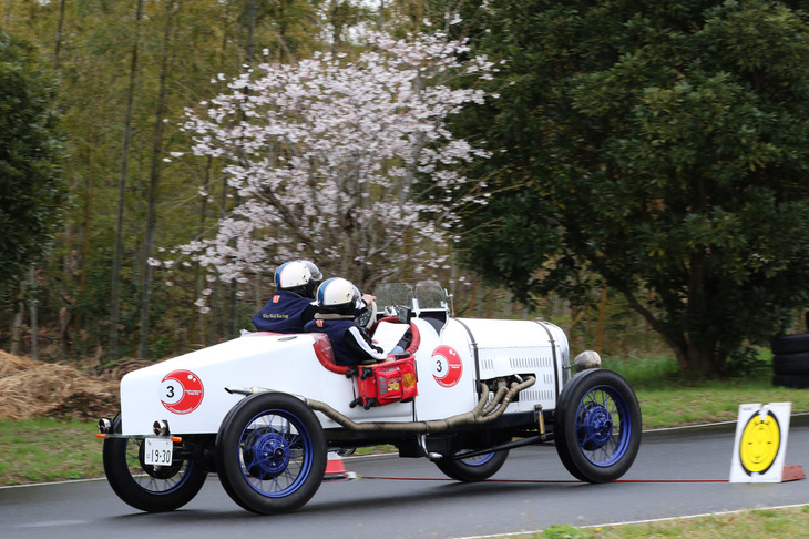 スペシャルボディーを架装した1929年「フォードA型」。ドライバーとコドライバーはおそろいのドライビングウエアをまとっている。