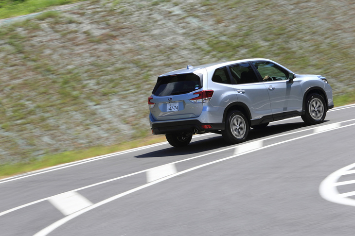 燃費性能はJC08モードで14.6km/リッター、WLTCモードで13.2km/リッター。今回は高速道路や市街地に加え、ワインディングロードや林道なども走行し、実燃費は満タン法で9.1km/リッターとなった。