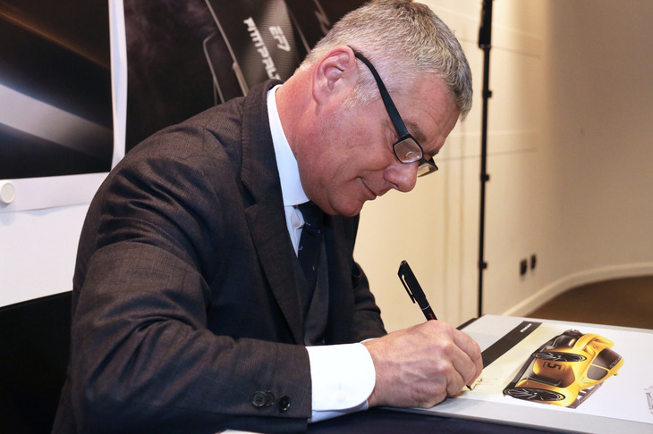 「フィッティパルディEF7」のスケッチにサインをするパオロ氏。