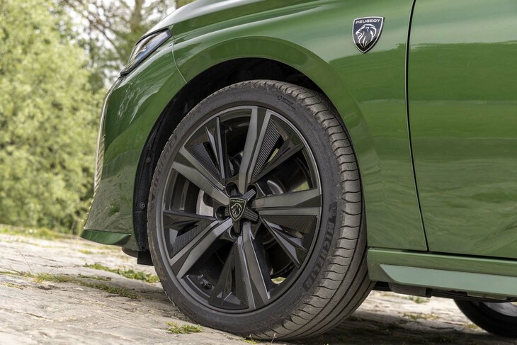 特徴的なデザインの18インチアルミホイール。タイヤはミシュランの「プライマシー4」が組み合わされていた。