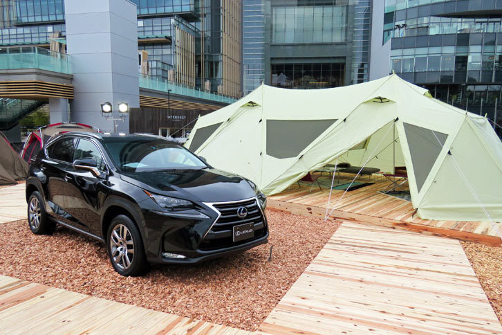 「レクサスNX」とスノーピークの大型テント。このテントはスノーピークが法人用にリリースしているもので、残念ながら個人向けには販売されていない。