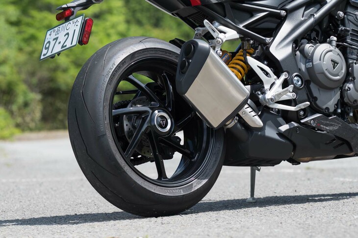 タイヤサイズは、前が120/70ZR17、後ろが190/55ZR17。サーキット走行も想定したハイグリップタイヤ「ピレリ・ディアブロ スーパーコルサSP V3」が装着される。