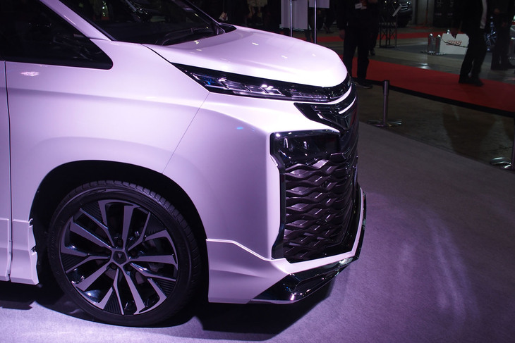 釣り針をモチーフとしたシャープなデザインが特徴となる「モデリスタWingDancer X VII」ホイールは18インチサイズのみのラインナップとなる。