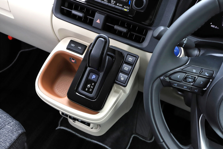 各操作系はタッチパネル式ではなく、いずれも慣れ親しんだボタン式。シフトセレクターや走行モードの切り替えなど、運転に関するコントローラーはセンターコンソールにまとめて配置されている。
