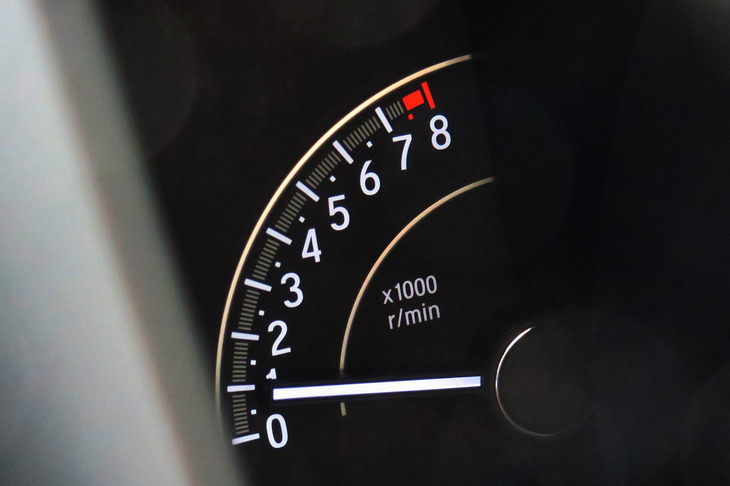 システムが急なアクセルの踏み込み操作を「ペダルの踏み間違い」と判断すると、アクセル開度に関わらずエンジンをアイドリング状態に保ち、急加速を抑制する。