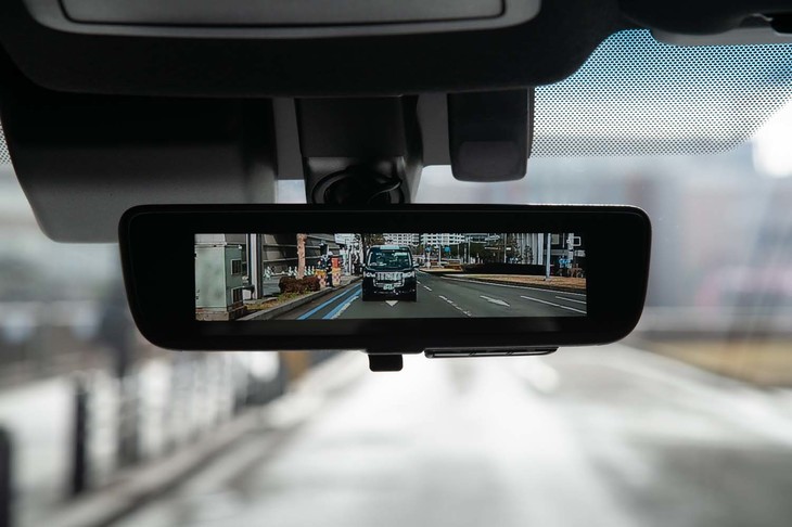 ルームミラーには、リアカメラの像を映す「デジタルインナーミラー」を採用。車内が多くの乗員や荷物で満たされた状態でも良好な後方視界が得られる。