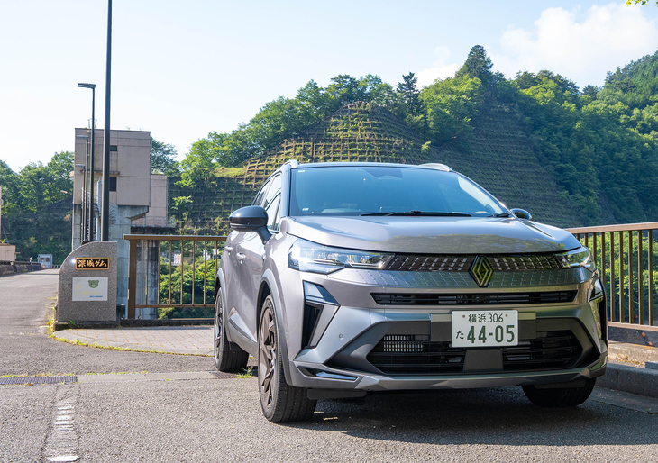 深城ダムへ。大月市は山間に位置しているため、市の中心部から少し走ればすぐにワインディングロードが待ち受けている。