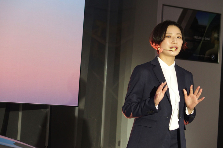 「2シリーズ グランクーペ」の発表イベントで車両を紹介するBMWジャパンのBMWブランドマネジメントディビジョン プロダクトマネージャー 伊藤瑠菜氏。